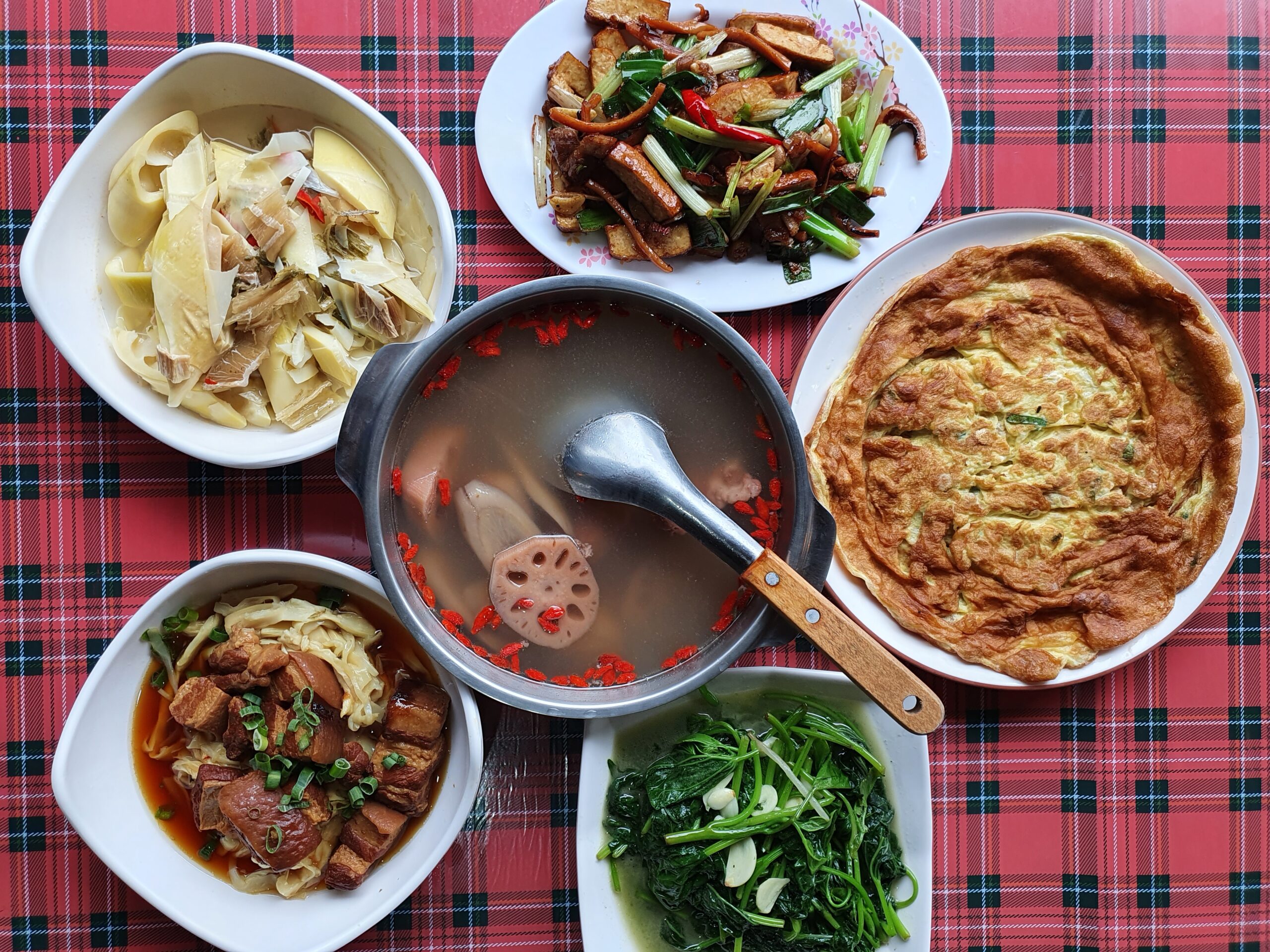 ㄚ昌伯美食屋招牌菜色五菜一湯。