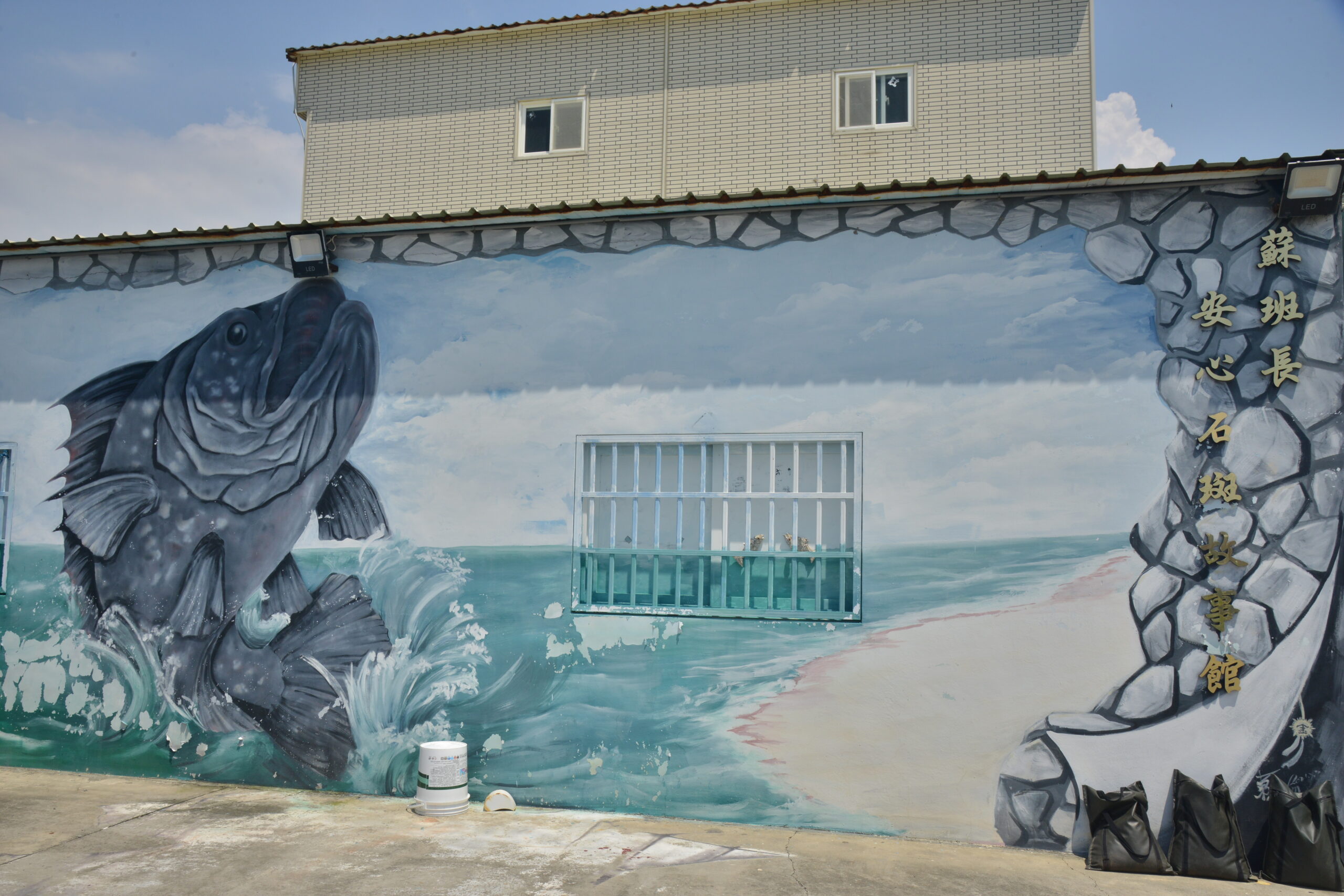 02_場域有一個很大的彩繪門面