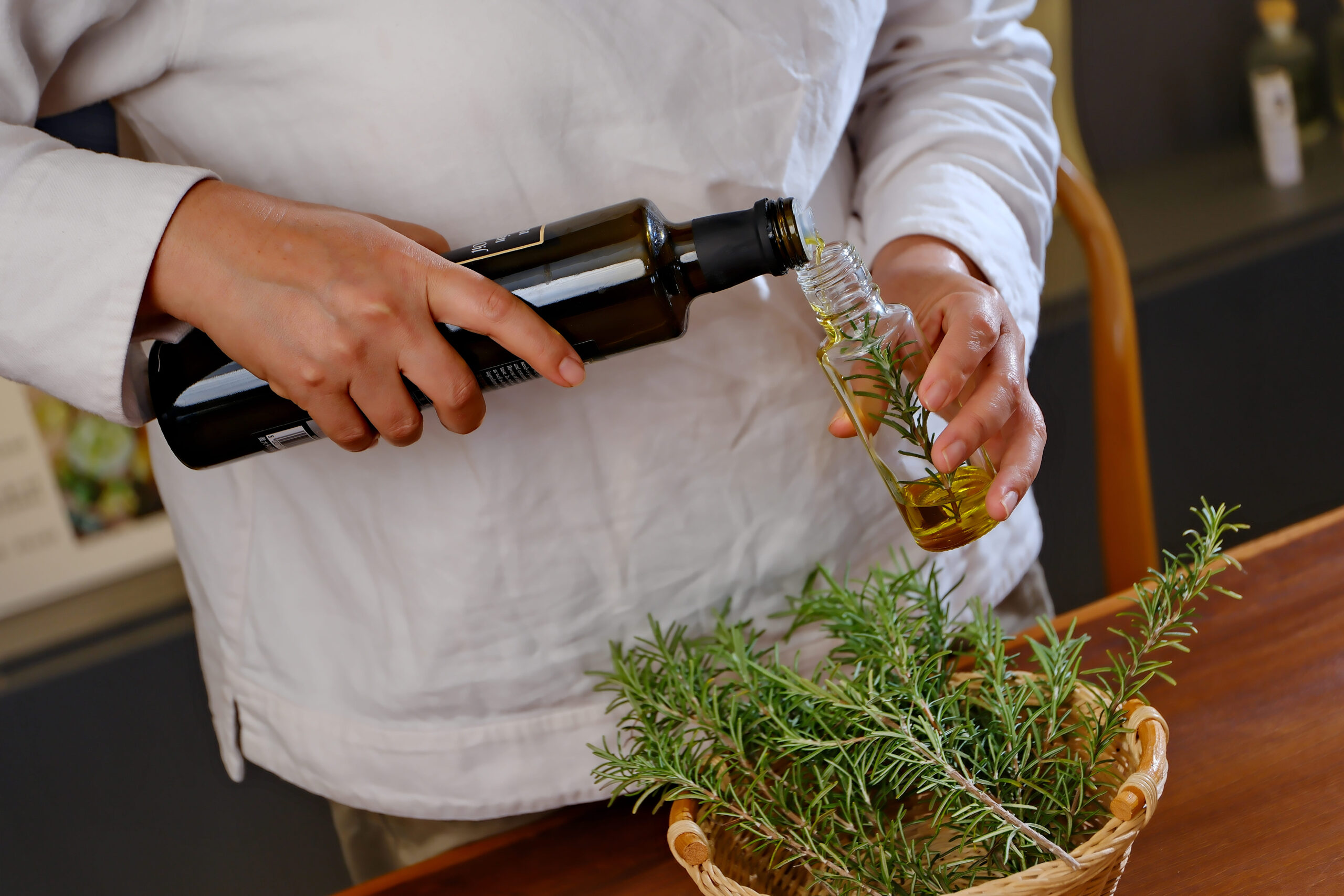 06.「迷迭香橄欖油」製作過程。