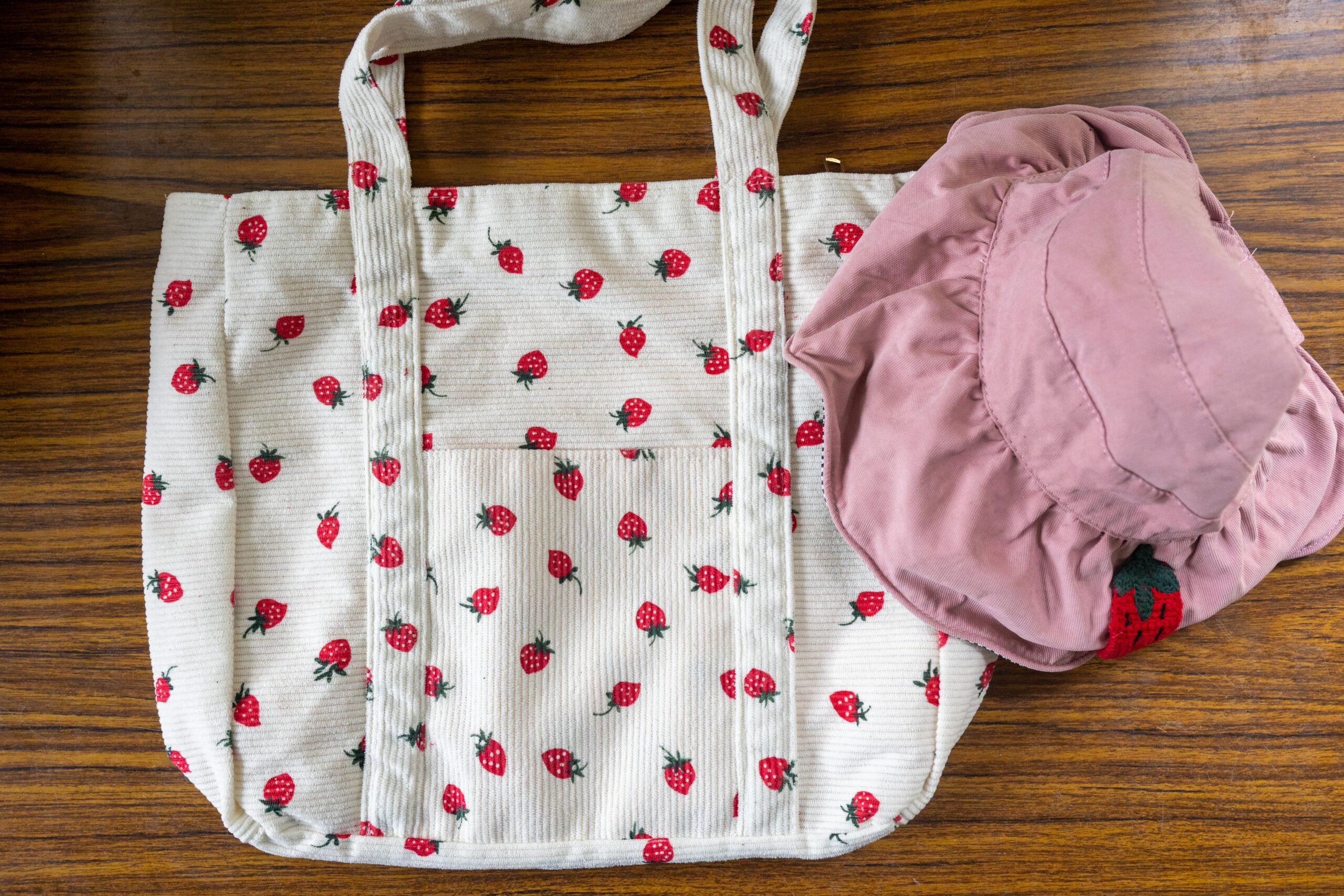 10.很有特色的草莓遮陽帽與手提袋。