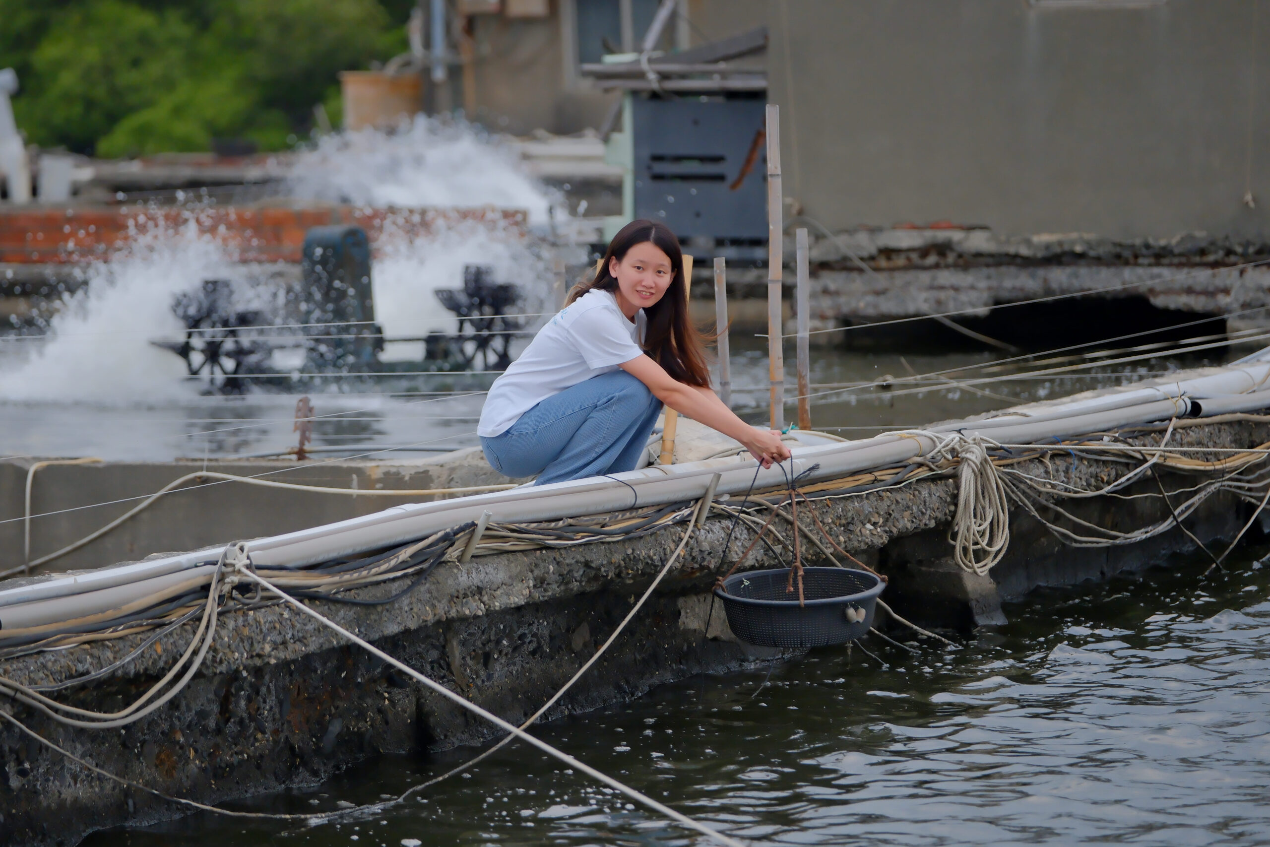 9.營運長呂佩芸示範午仔魚捕撈方式及器具。
